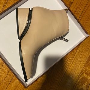 Torgeis NY cream zip up bootie size 6 NIB